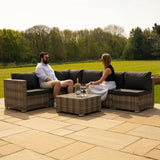 Modulares 7-teiliges Rattan-Möbelset in Grau, bestehend aus bequemen Sofas und einem Tisch, ideal für den Außenbereich, mit eleganten Kissen und natürlichem Look
