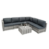 Modulares 7-teiliges Rattan-Möbelset in Grau mit bequemen, dunkelgrauen Kissen und einem eleganten, glatten Tisch aus Glas, ideal für den Außenbereich