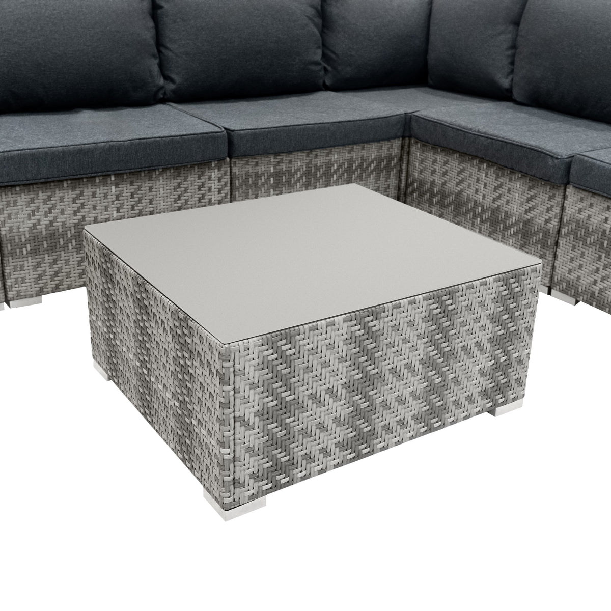 Modulares 7-teiliges Rattan-Möbelset in Grau mit bequemen, dunklen Polstern und einem eleganten, glatten Tisch aus Glas und geflochtenem Rattan
