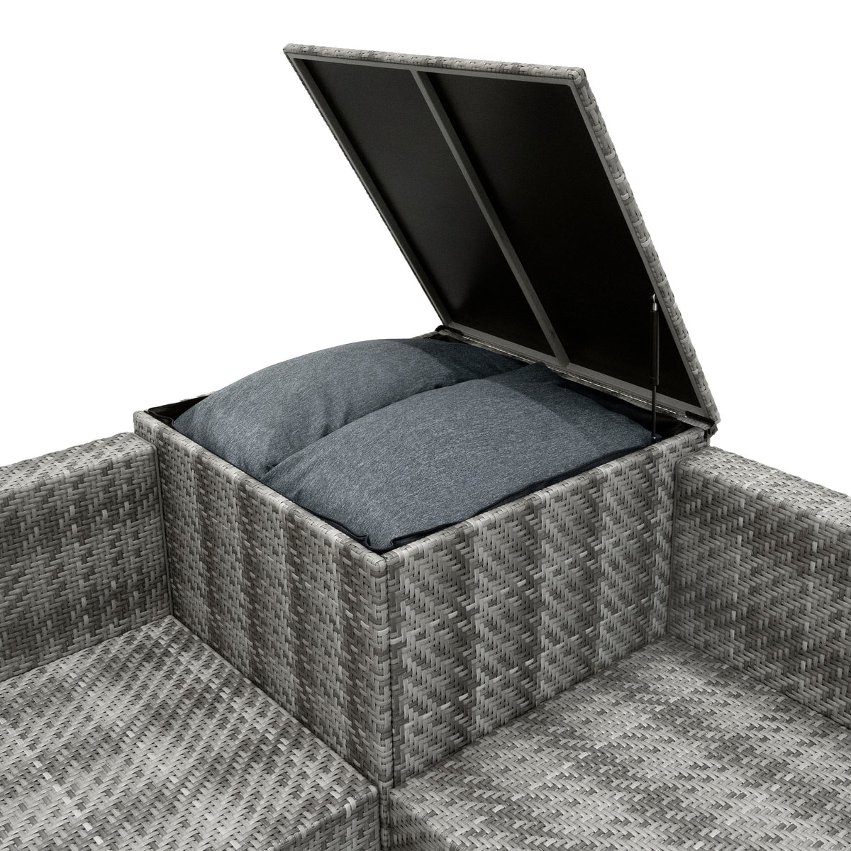 Rattan Möbelset in Grau mit einem offenen Stauraum, der zwei graue Kissen zeigt, umgeben von einem geflochtenen, strukturierten Design