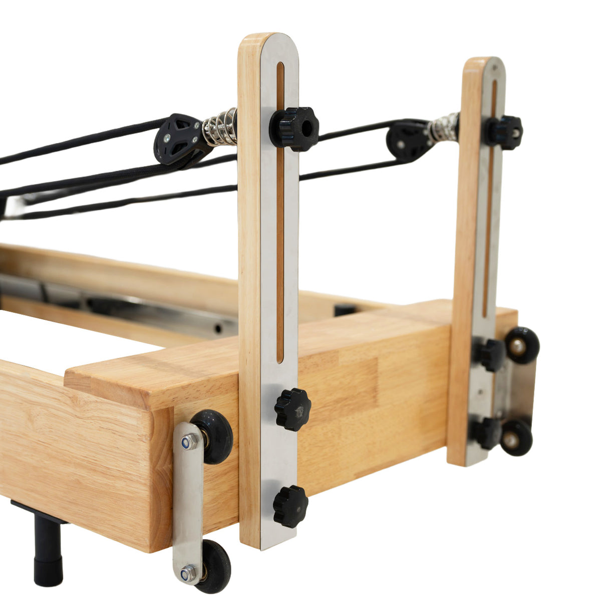 Pilates Reformer Maschine aus Eiche mit robusten, verstellbaren Seilzügen und stabiler Bauweise für effektives Training und Komfort