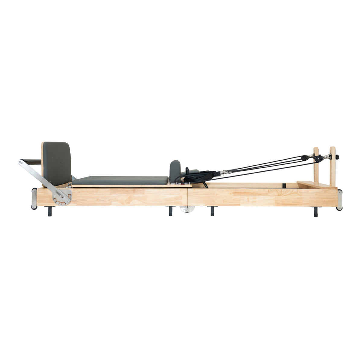 Pilates Reformer Maschine aus Eiche mit grauem Polster, stabiler Bauweise und verstellbaren Widerstandselementen für effektives Training