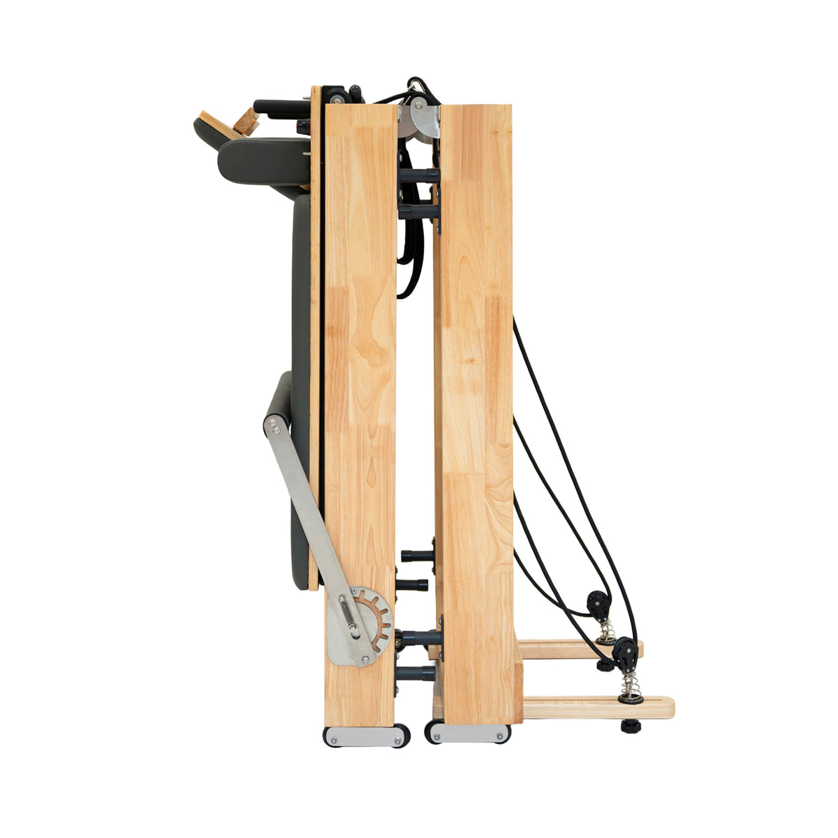 Pilates Reformer Maschine aus Eiche, elegant und stabil, mit glatten Oberflächen, verstellbaren Seilen und einem kompakten, klappbaren Design