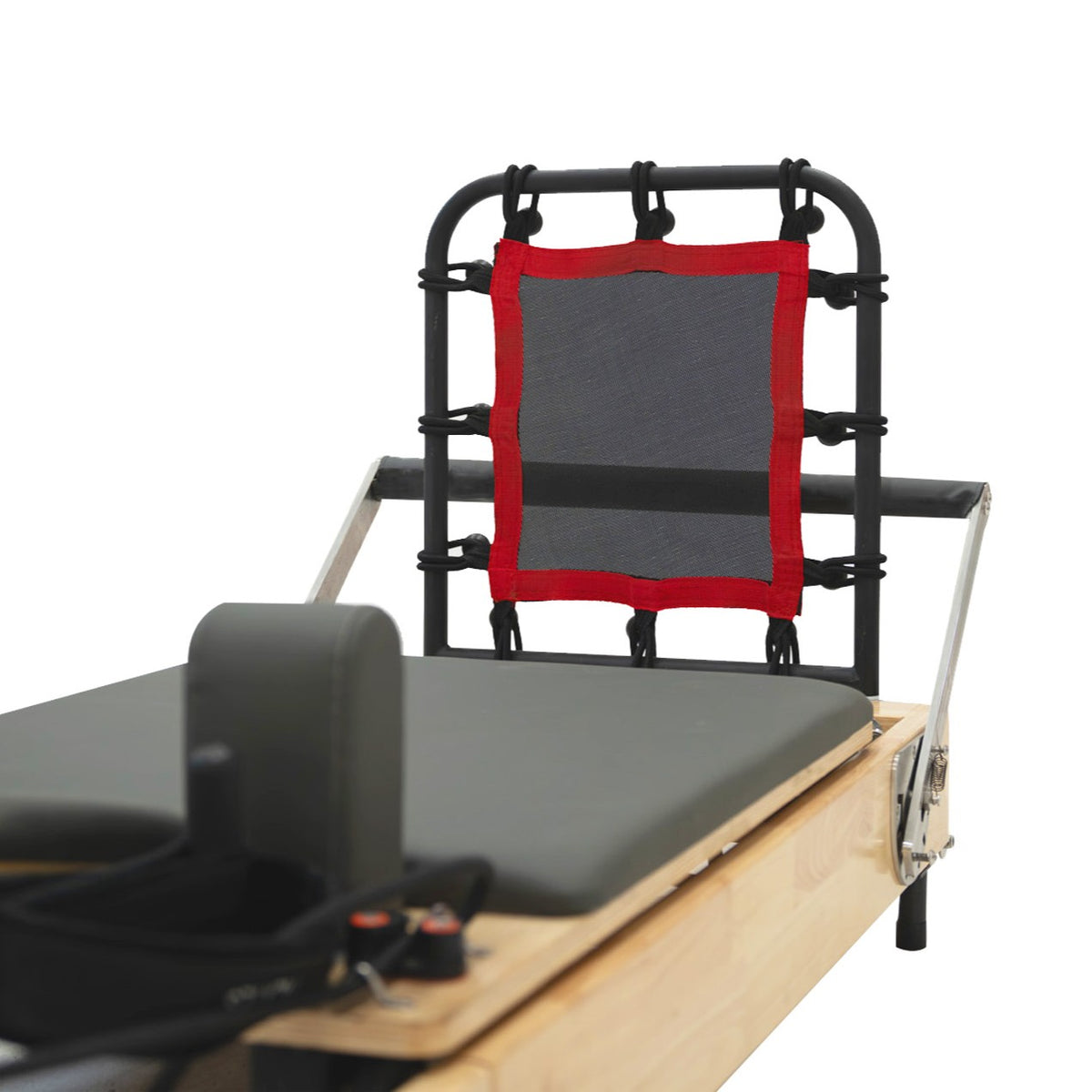 Pilates Reformer Maschine aus Eiche mit schwarzem Rahmen, grauem Polster und rotem elastischen Band, ideal für effektives Training und Komfort
