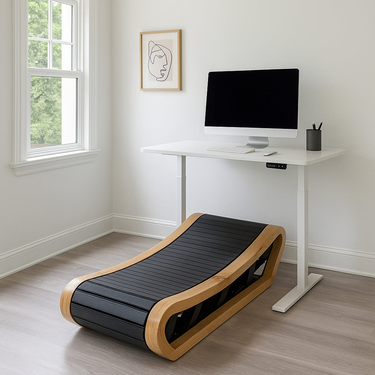 Gebogenes Holzlaufband in modernem Design, mit schwarzem Laufbereich und natürlichem Holzrahmen, ideal für ein stilvolles Home-Office