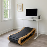 Gebogenes Holzlaufband in modernem Design, mit schwarzem Laufbereich und natürlichem Holzrahmen, ideal für ein stilvolles Home-Office