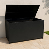 Schwarze Rattan-Aufbewahrungsbox mit einem modernen, geflochtenen Design und einem großen, klappbaren Deckel für praktischen Stauraum im Freien