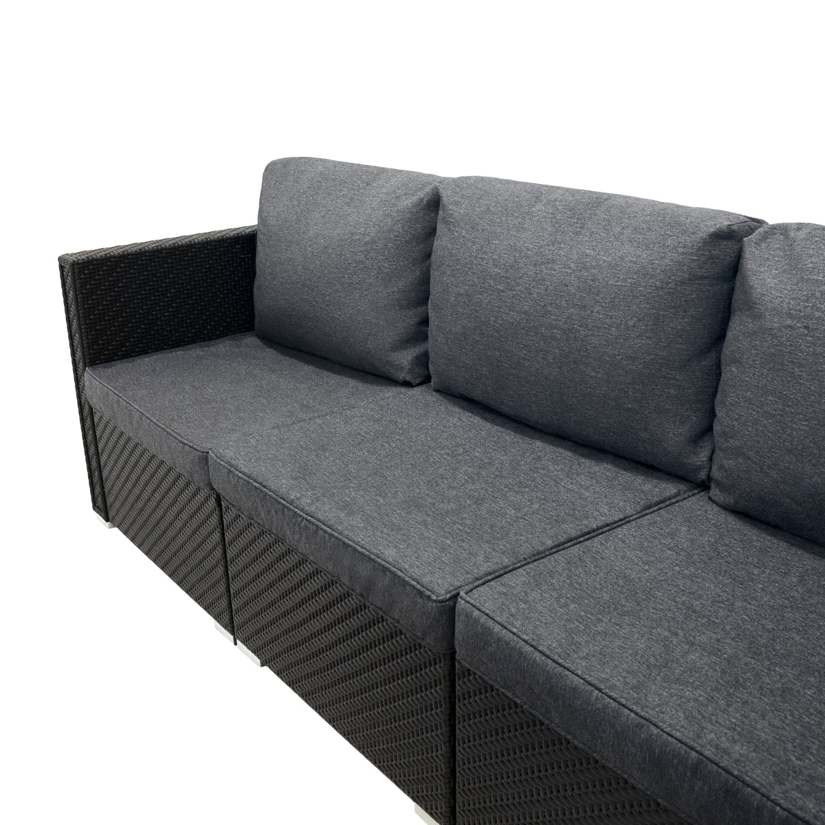 Modulares 7-teiliges Rattan-Möbelset in Schwarz mit weichen, grauen Kissen und einer praktischen Aufbewahrungsbox für zusätzlichen Stauraum