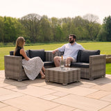 Modulares 6-teiliges Rattan-Möbelset in Grau, bestehend aus bequemen Sofas und einem eleganten Tisch, ideal für entspannte Gartenmomente