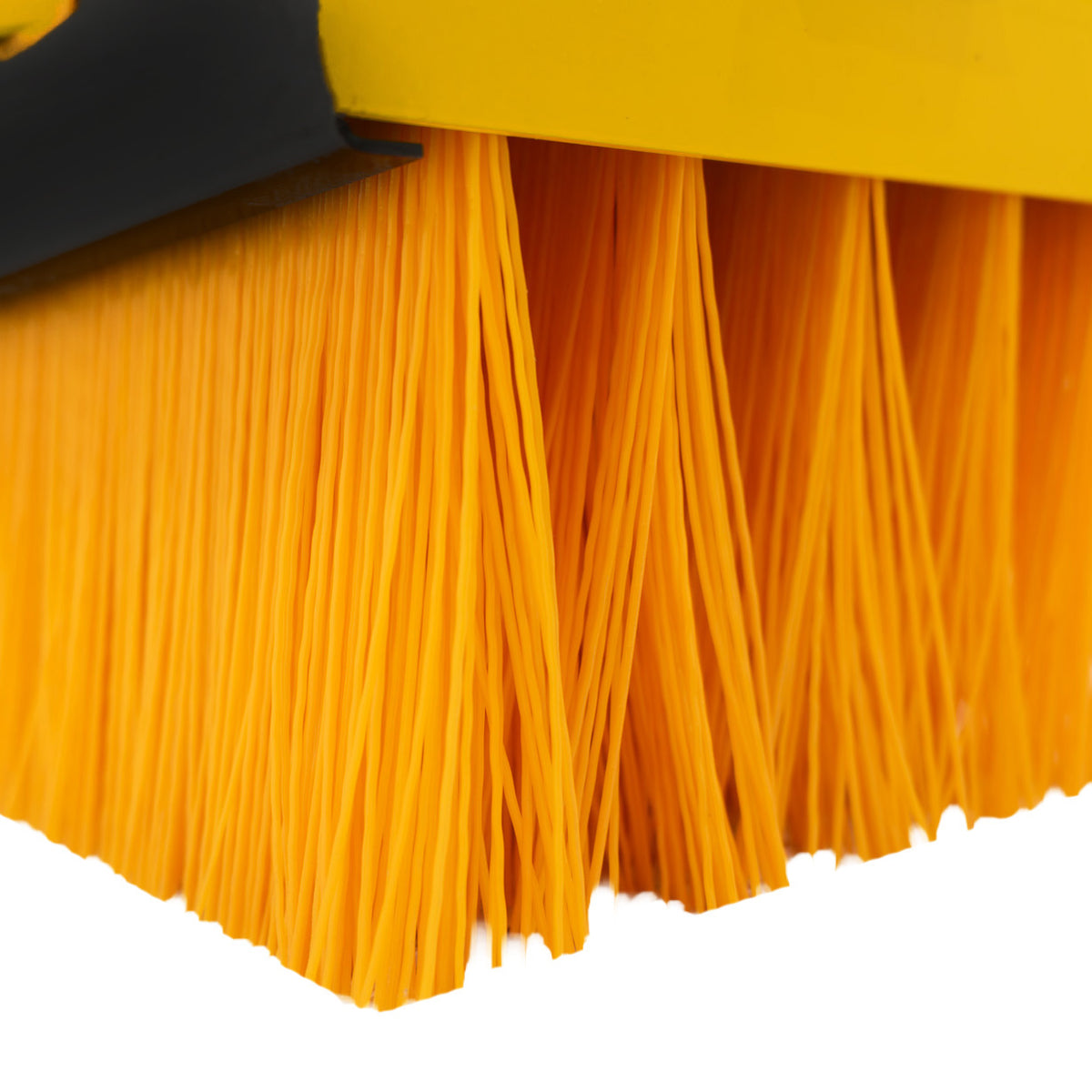 Gelber Gabelstapler Blockbesen mit dichten, flexiblen Borsten aus Kunststoff, ideal für effizientes Kehren von großen Flächen und schwerem Schmutz
