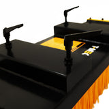 Schwarzer Gabelstapler Blockbesen mit gelben Borsten, zwei Halterungen und robustem Design, ideal für effizientes Kehren auf großen Flächen