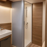 Silberne Rollladen-Duschtür mit vertikalen Rillen, elegantem Design und glatter Oberfläche, umgeben von warmen Holz- und Sanitärmaterialien