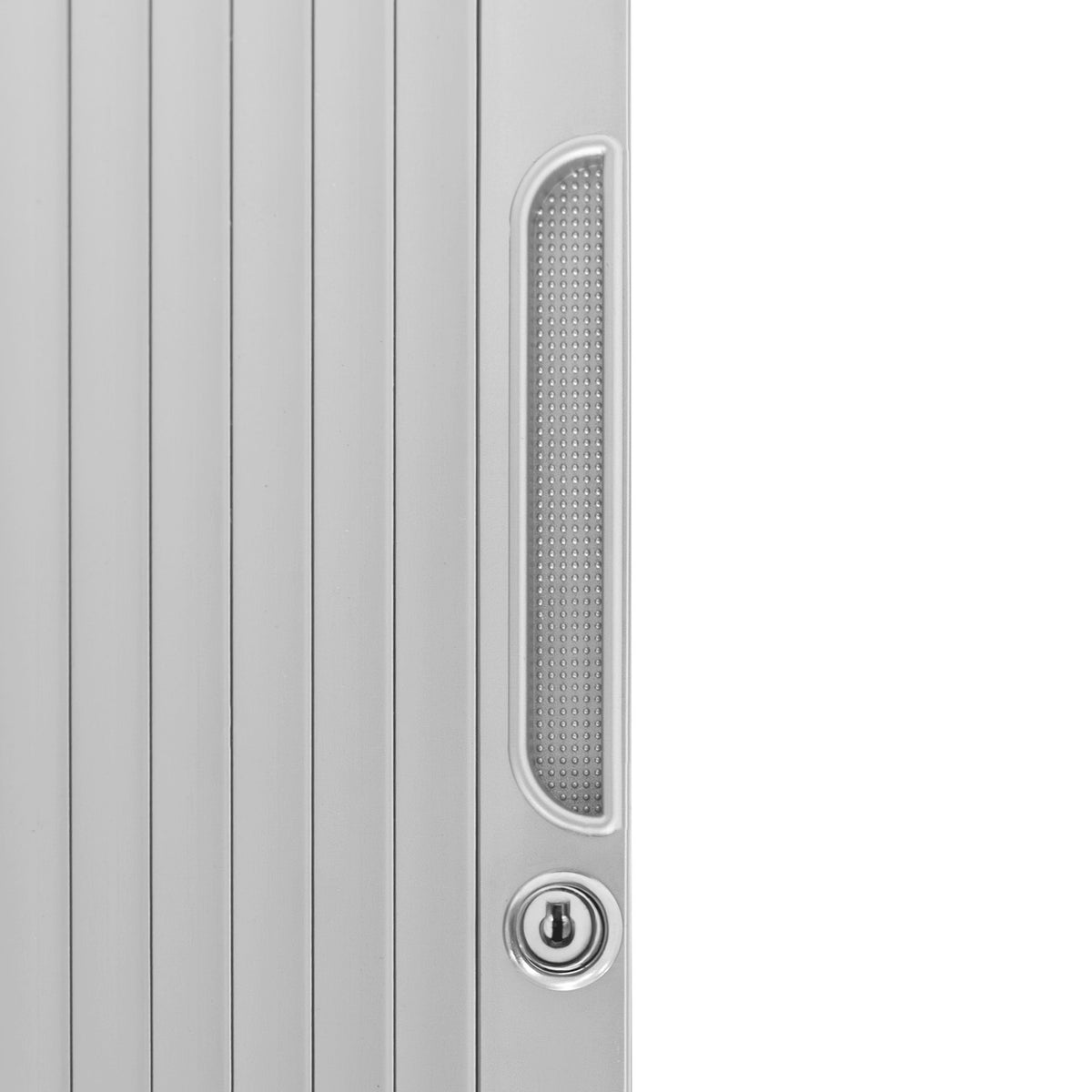 Silberne Rollladen Duschtür mit vertikalen Lamellen, glänzender Oberfläche und einem modernen Griff, ideal für elegante Badezimmergestaltung