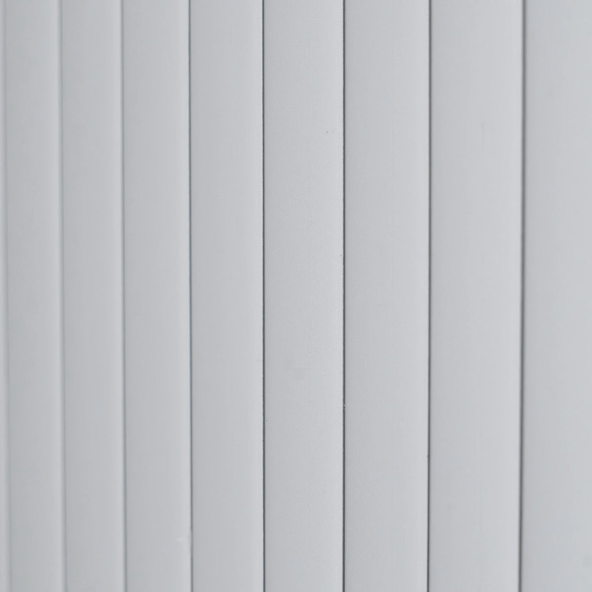 Silberne Rollladen Duschtür mit glatter, glänzender Oberfläche und vertikalen Lamellen, ideal für moderne Badezimmergestaltung