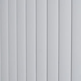 Silberne Rollladen Duschtür mit glatter, glänzender Oberfläche und vertikalen Lamellen, ideal für moderne Badezimmergestaltung