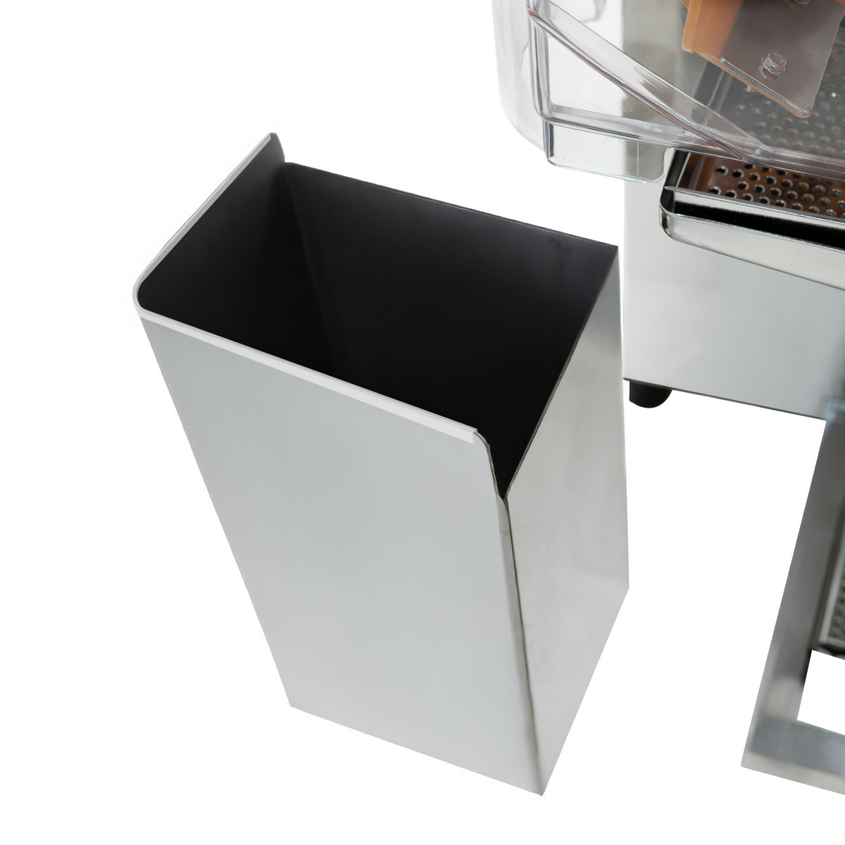 Hochwertige, kommerzielle Orangensaftpresse mit glänzendem Edelstahlgehäuse und schwarzem Auffangbehälter für Saftreste, ideal für Gastronomie