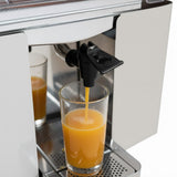 Hochwertige kommerzielle Orangensaftpresse mit glänzendem Edelstahl und schwarzem Auslauf, der frischen, leuchtend orangefarbenen Saft in ein Glas fließen lässt