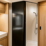 Schwarze Rollladen Duschtür mit vertikalen Rillen, elegant und modern, passt perfekt zu einem hellen Badezimmer mit Holzdetails