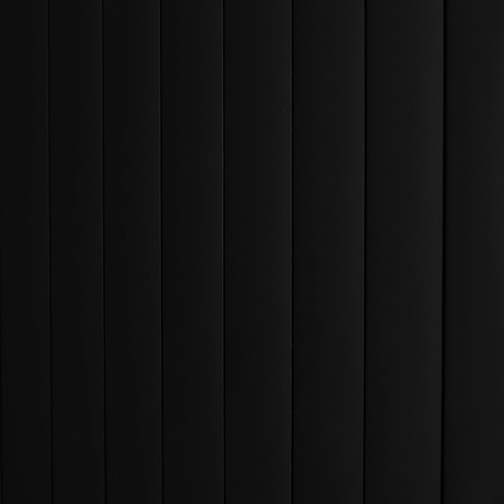 Schwarze Rollladen Duschtür mit vertikalen Lamellen, glatte Oberfläche und modernes, minimalistisches Design für stilvolle Badezimmergestaltung
