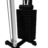 Schwarze Gewichtsplatten auf einer wandmontierten Kabelzugmaschine, mit stabilen Metallrahmen und glattem Kabelsystem für effektives Training