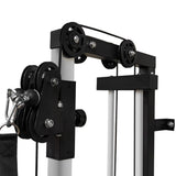 Wandmontierte Kabelzugmaschine mit robustem schwarzen Metallrahmen, verstellbaren Rollen und einem stabilen Griff für effektives Krafttraining