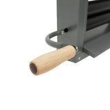 Manueller Handwringer mit grauem Metallrahmen und einem ergonomischen Holzgriff, ideal für effektives Auswringen von Textilien