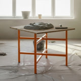 Mörtelbrettständer in leuchtendem Orange, 500mm hoch, mit einer stabilen Holzplatte und einem glatten Mörtelauftrag, ideal für Bauarbeiten