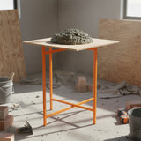 Mörtelbrettständer in leuchtendem Orange, 750 mm hoch, mit einer stabilen Holzplatte, umgeben von Baustellenmaterialien und Mörtel