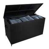 Anthrazitgraue Aluminium-Ecksofa mit schwarzer Rattan-Aufbewahrungsbox, gefüllt mit blauen Kissen, ideal für den Außenbereich und stilvolle Aufbewahrung