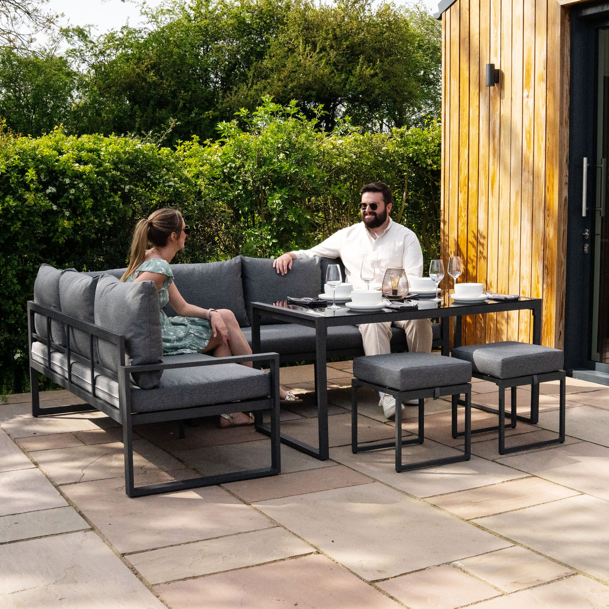 Fünfteiliges anthrazitgraues Aluminium-Ecksofa-Set mit bequemen Kissen, kombiniert mit einer eleganten Rattan-Aufbewahrungsbox im Freien