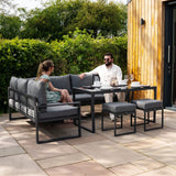 Fünfteiliges anthrazitgraues Aluminium-Ecksofa-Set mit bequemen Kissen, kombiniert mit einer eleganten Rattan-Aufbewahrungsbox im Freien