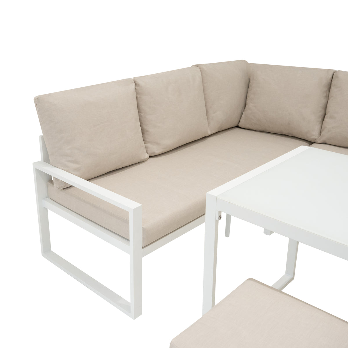 Weißes Aluminium-Ecksofa-Set mit beigen Polstern und einer schwarzen Rattan-Aufbewahrungsbox, ideal für den Außenbereich und stilvolle Entspannung