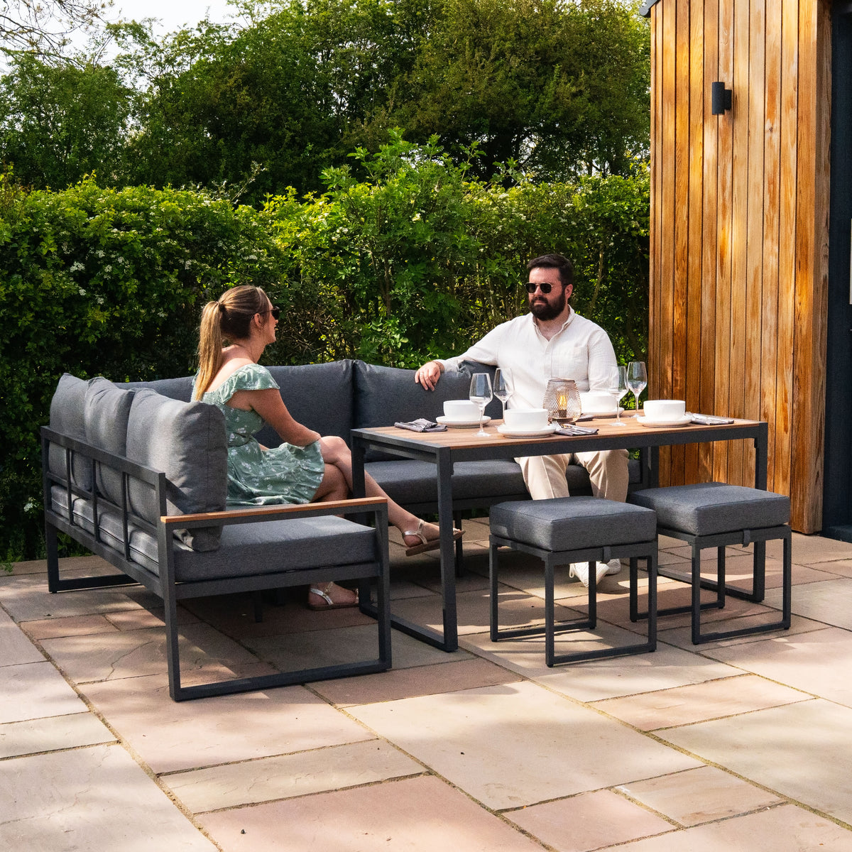 Elegantes 5-teiliges Ecksofa-Set aus Aluminium mit grauem Stoffbezug, kombiniert mit einer schwarzen Rattan-Aufbewahrungsbox und einem Holz-Tisch