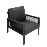 Anthrazitgrauer Aluminium-Sessel mit schwarzem Rattan-Gitter, gepolstert mit weichem Stoff, ideal für moderne Außenbereiche und Terrassen