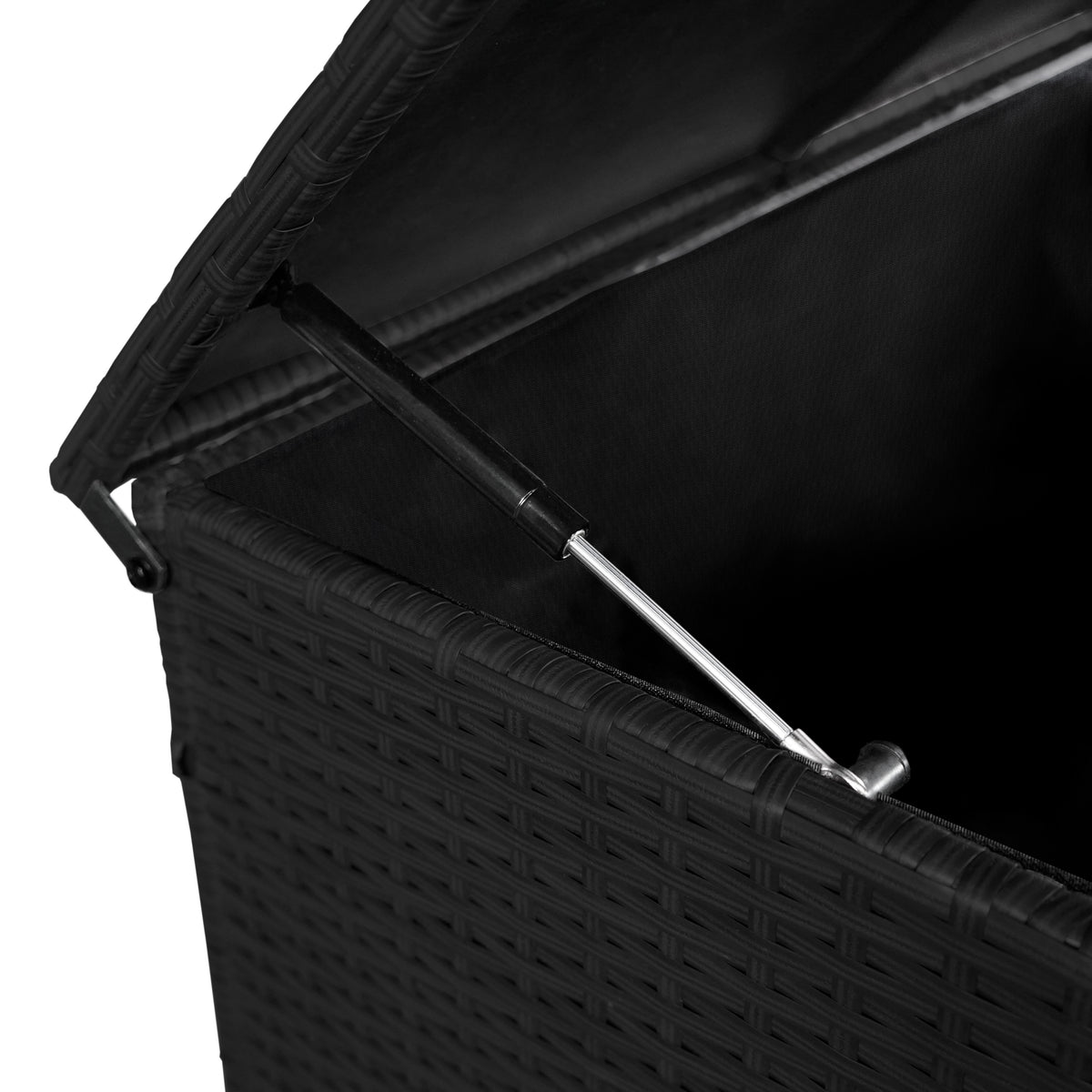 Schwarze Rattan-Aufbewahrungsbox mit Aluminiumrahmen, geöffnet, zeigt den Innenraum mit einem stabilen Hebemechanismus und strukturiertem Gewebe