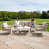 Elegante 4-teilige Sofagarnitur aus Aluminium in Weiß mit bequemen, hellen Kissen und einer schwarzen Rattan-Aufbewahrungsbox, ideal für den Außenbereich