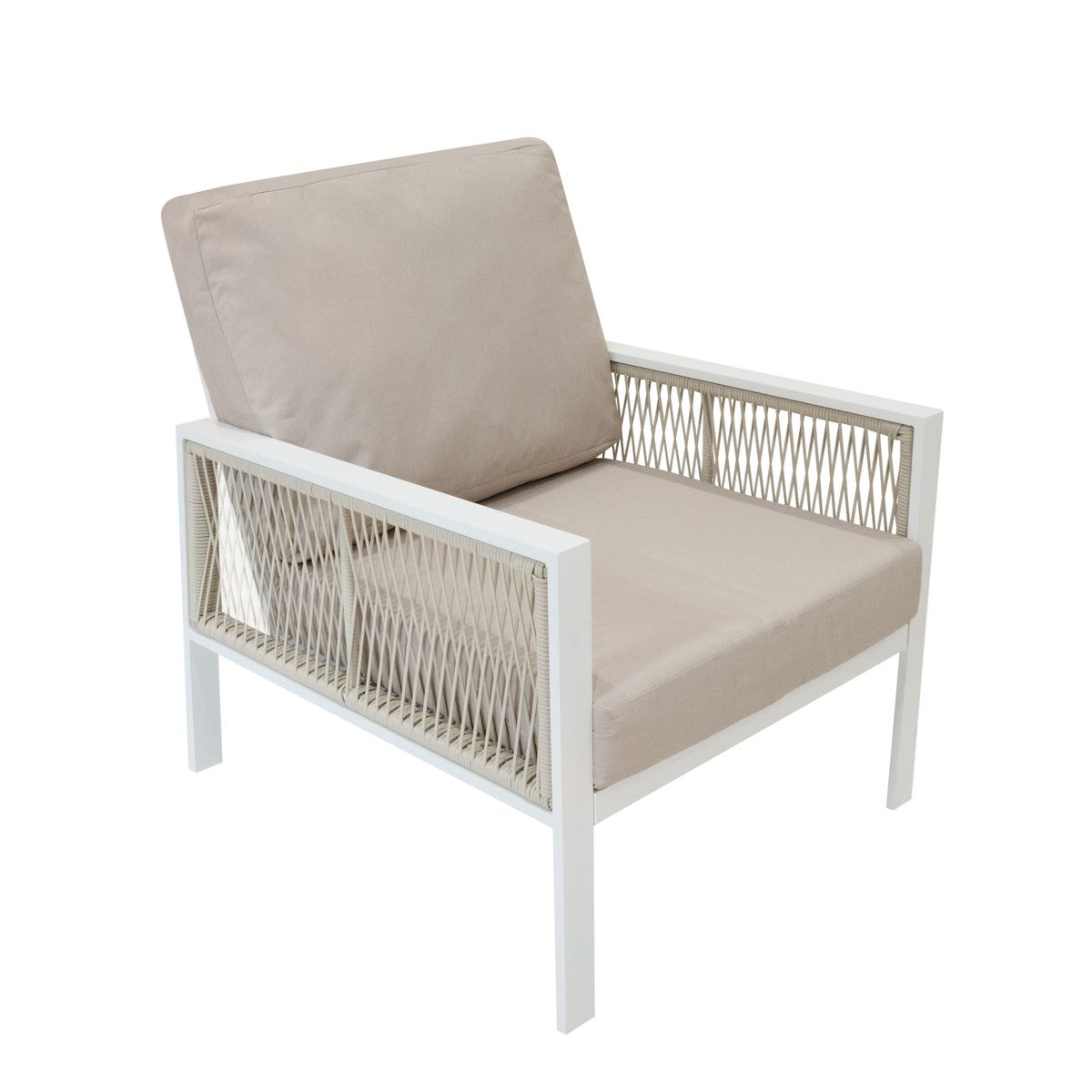 Eleganter, weißer Aluminium-Sessel mit beigem Polster und Rattan-Elementen, ideal für stilvolle Außenbereiche und Terrassen