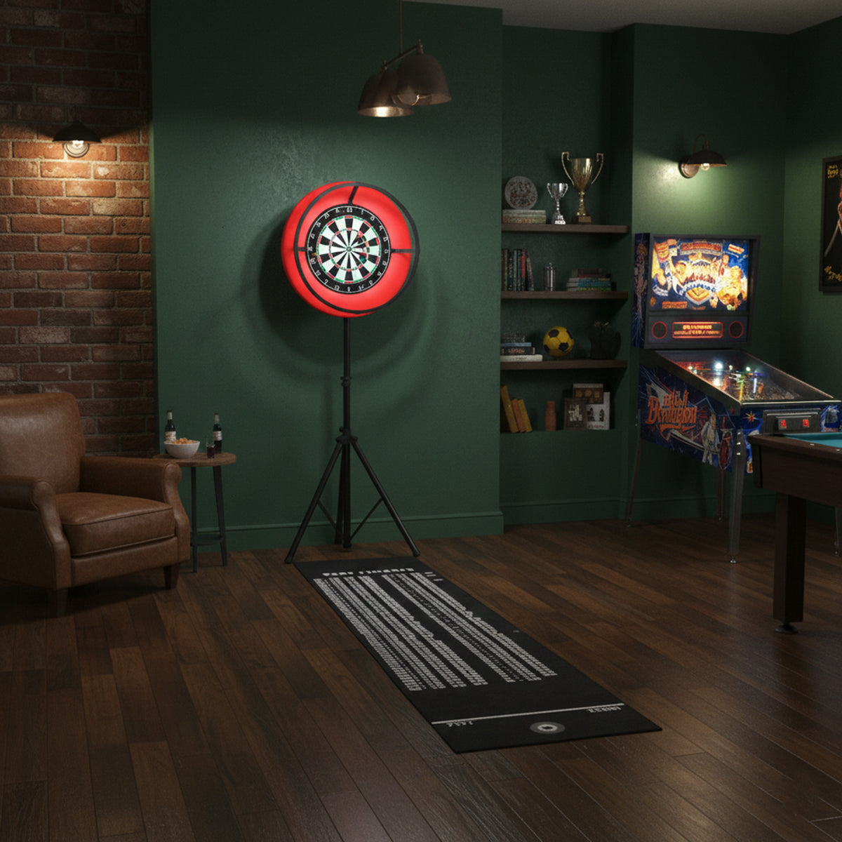 Rotes Dartboard Ringlicht steht auf einem Stativ in einem gemütlichen Raum mit dunklen Wänden, Holzfußboden und einer Spielecke mit Flipperautomaten