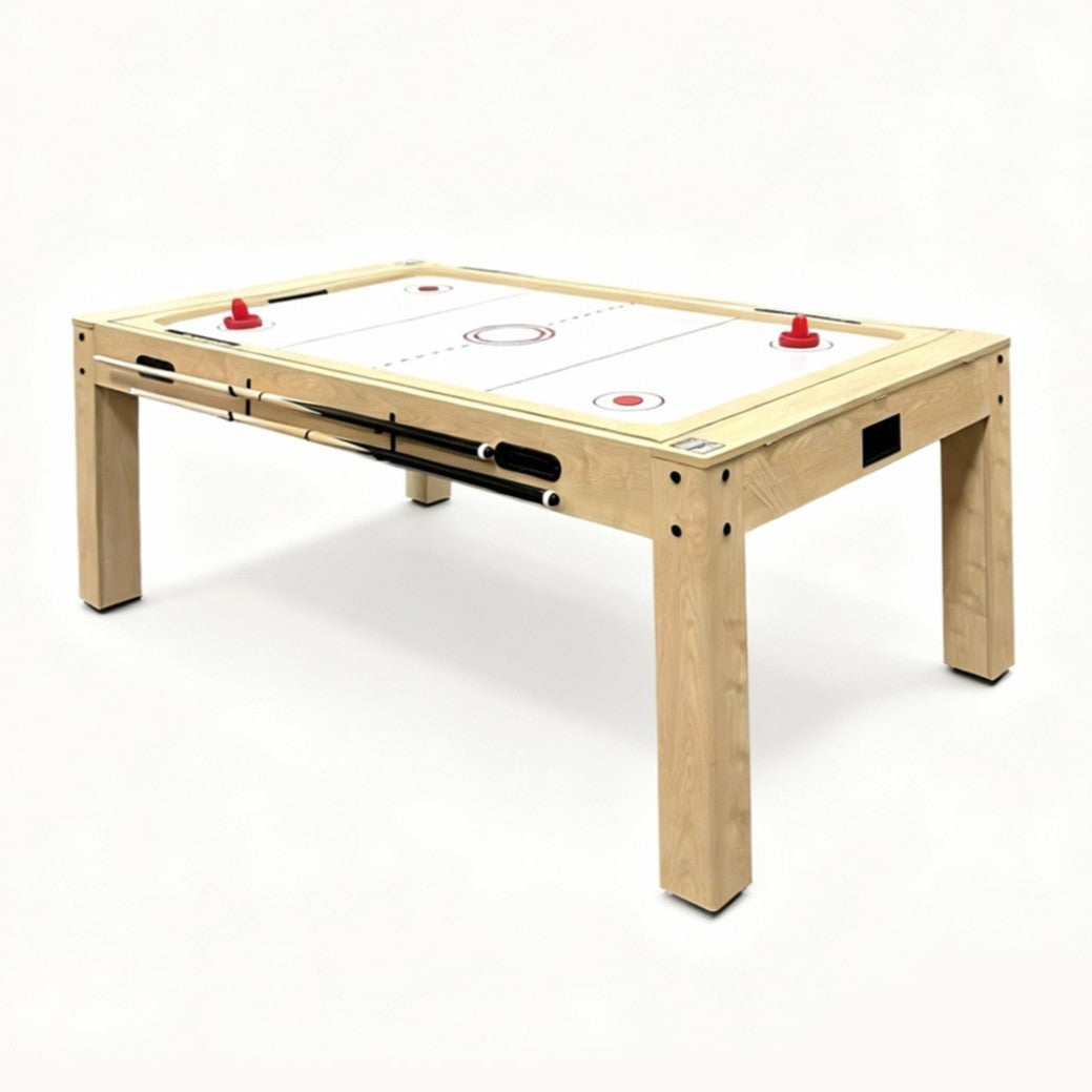 Spieltisch aus Eiche mit hellen Holzbeinen, glatter Oberfläche, roten Puckhaltern und einem klassischen Design für vielseitigen Spielspaß