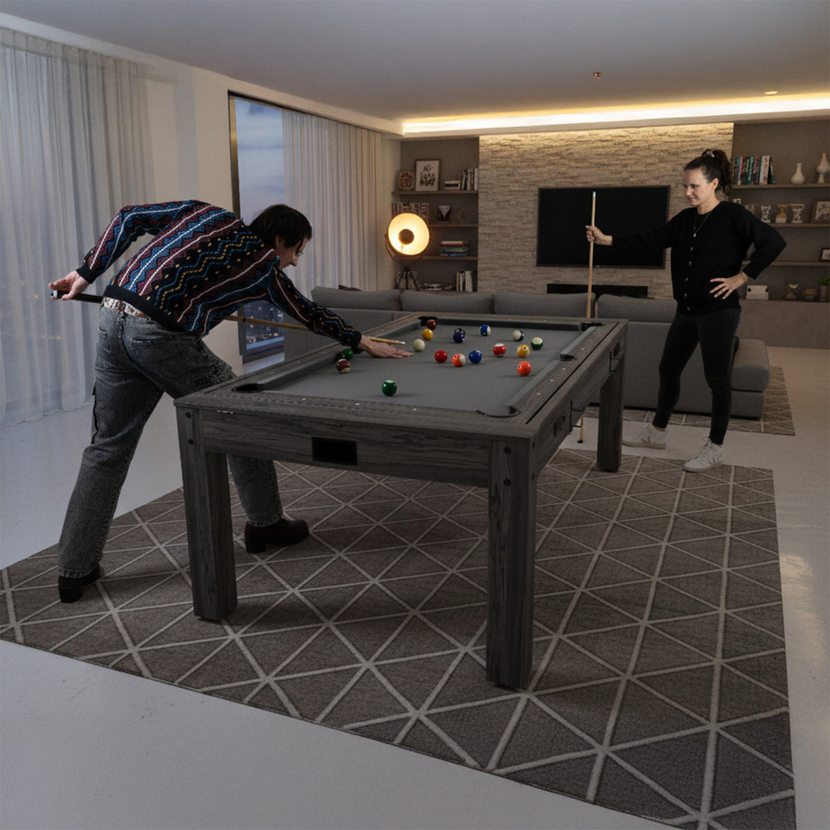 Grau 7-in-1 Spieltisch aus Holz mit verschiedenen Spielkugeln, umgeben von einem modernen Wohnzimmer und einem stilvollen Teppich