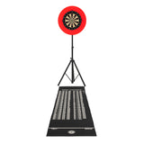 Dartboard-Set mit rotem Ring, schwarzem Ständer und einer Zielscheibe, die auf einem stabilen, rutschfesten Teppich positioniert ist