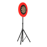 Dartboard-Set mit rot umrandeter Zielscheibe, montiert auf einem stabilen schwarzen Stativ, ideal für Spiele und Freizeitaktivitäten