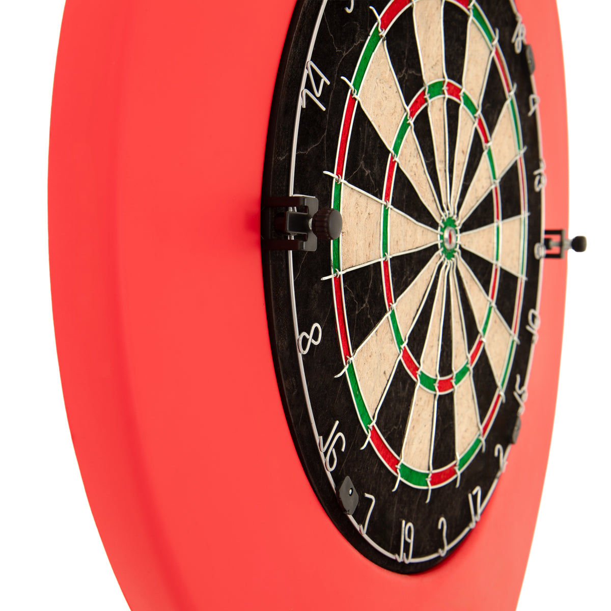 Dartboard-Set mit rot gefärbter Rückwand, schwarzer Zielscheibe und bunten Segmenten in Grün und Weiß, ideal für Spielabende und Wettkämpfe