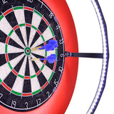 Dartboard mit LED-Ringlicht, rote Umrandung, drei blaue Darts stecken in der Mitte, schwarze und grüne Felder, glänzende Oberfläche