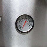 Thermometer mit rotem Zeiger auf einem Edelstahl-Pizzaofen, zeigt Temperaturen bis 1000 °C an, ideal für perfekte Pizzazubereitung