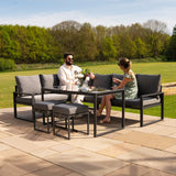 Anthrazitgraues Aluminium-Ecksofa-Set mit bequemen grauen Kissen, umgeben von einer grünen Wiese, ideal für entspannte Gartenabende