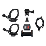 Schwarze Dachrinnenstangen mit Kamera, Halterungen, USB-Kabel und Fernbedienung, ideal für die Überwachung und einfache Installation