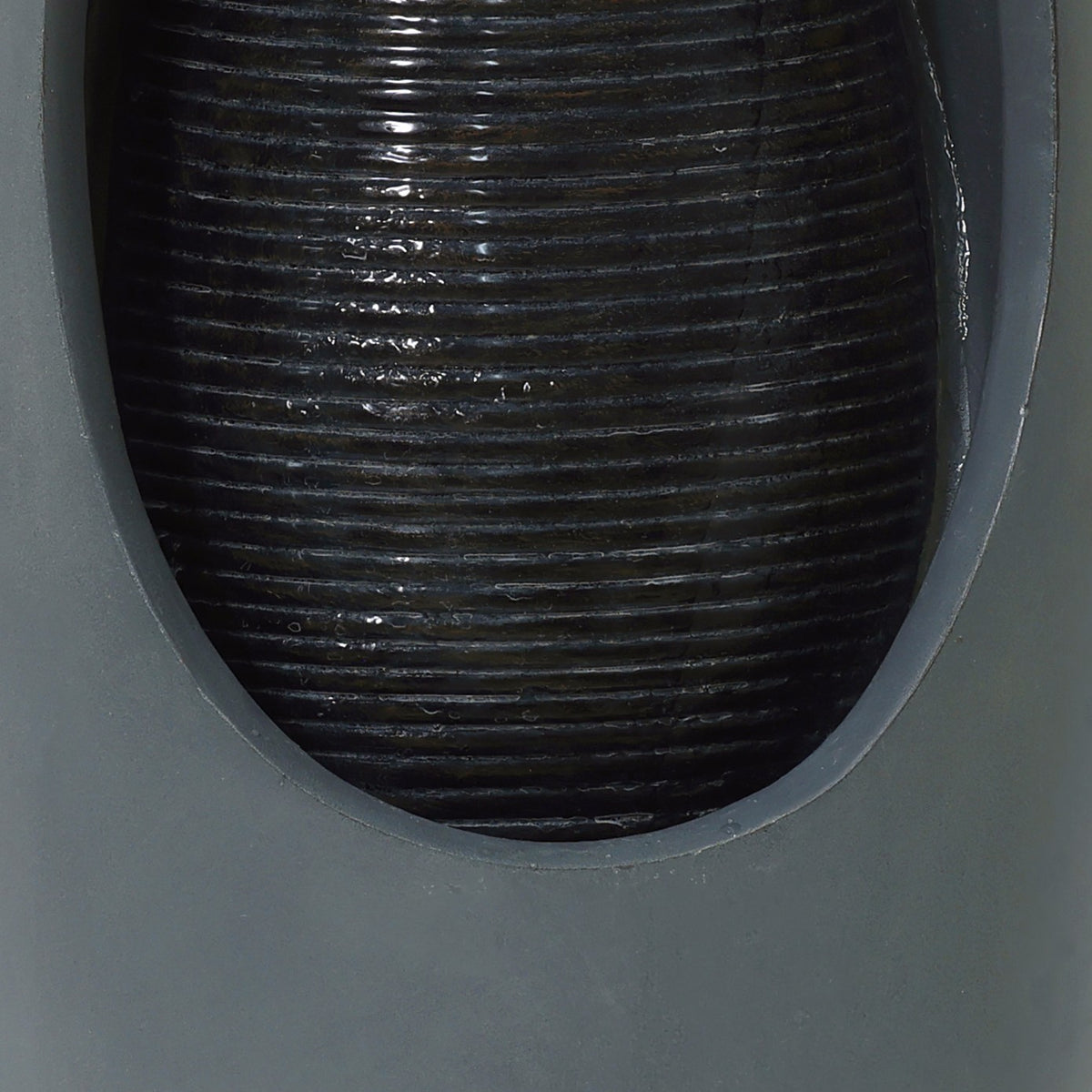 Elegantes elektrisches Wasserspiel mit strahlenden Wasserfällen, grauer Steinoptik, glatte Oberflächen und sanfte Wasserbewegungen