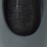Elegantes elektrisches Wasserspiel mit strahlenden Wasserfällen, grauer Steinoptik, glatte Oberflächen und sanfte Wasserbewegungen