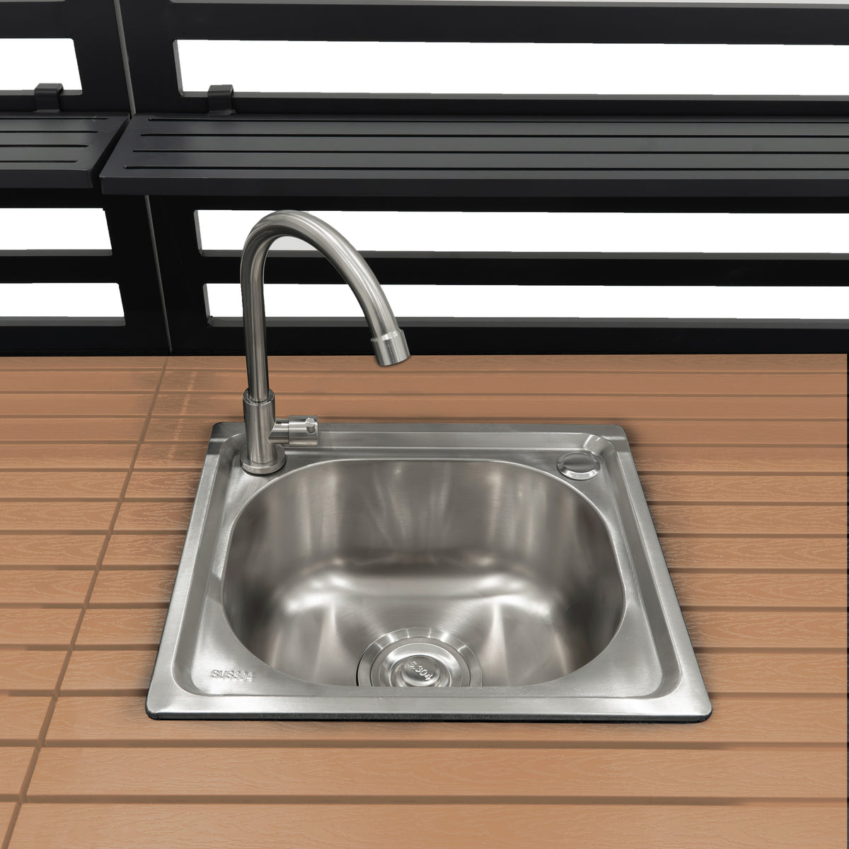 Edelstahlspüle mit modernem Wasserhahn, eingebaut in eine Holzarbeitsplatte, ideal für Außenküchen und Grillbereiche